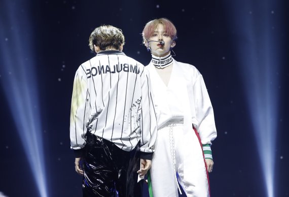 베리베리(VERIVERY) 강민(오른쪽)이 25일 서울 광진구 예스24라이브홀에서 가진 첫 정규앨범 ‘VERIVERY SERIES O [ROUND 3 : WHOLE]’ 쇼케이스에서 타이틀 곡 ‘O’ 무대를 선보이고 있다. © News1 권현진 기자