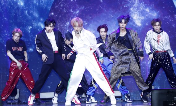 그룹 베리베리 강민(가운데)이 25일 서울 광진구 예스24라이브홀에서 가진 첫 정규앨범 ‘VERIVERY SERIES O [ROUND 3 : WHOLE]’ 쇼케이스에서 파워풀한 무대를 선보이고 있다. © News1 권현진 기자