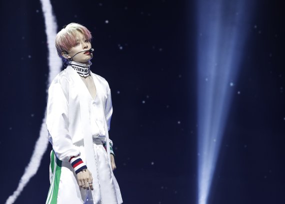 베리베리(VERIVERY) 강민이 25일 서울 광진구 예스24라이브홀에서 가진 첫 정규앨범 ‘VERIVERY SERIES O [ROUND 3 : WHOLE]’ 쇼케이스에서 타이틀 곡 ‘O’ 무대를 선보이고 있다. © News1 권현진 기자