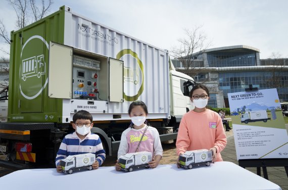 국립과천과학관 해피사이언스축제서 전시된 넥스트 그린 투-고 앞에 참여 학생들이 키트 교육을 받고 있다