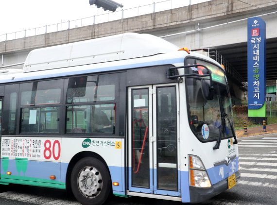 26일 오전 부산 금정구 금정시내버공용차고지에서 버스들이 운행을 나서고 있다. © News1 김영훈 기자