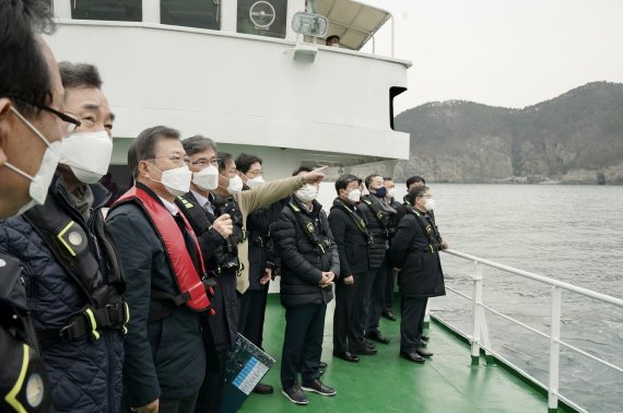 문재인 대통령이 지난해 부산에서 열린 '동남권 메가시티 구축 전략보고'에 참석해 가덕도 공항 예정지를 선상 시찰하고 있다. 2021.2.25 © News1 이광호 기자