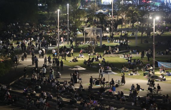 지난 23일 밤 서울 서초구 반포한강공원이 시민들로 붐비고 있다. 뉴시스 제공