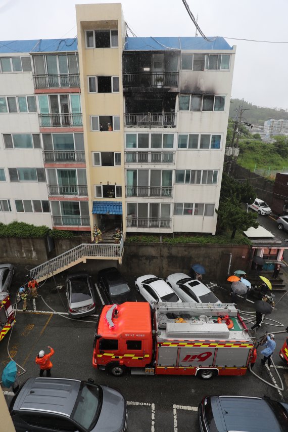 26일 부산 중구 영주동에 위치한 한 아파트에서 화재가 발생해 소방대원들이 진압하고 있다. 2022.4.26/뉴스1 © News1 김영훈 기자