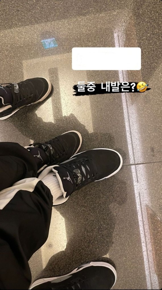 Hwang Jae-gyun com '♥ Jiyeon'..."Qual dos dois é o meu pé?"