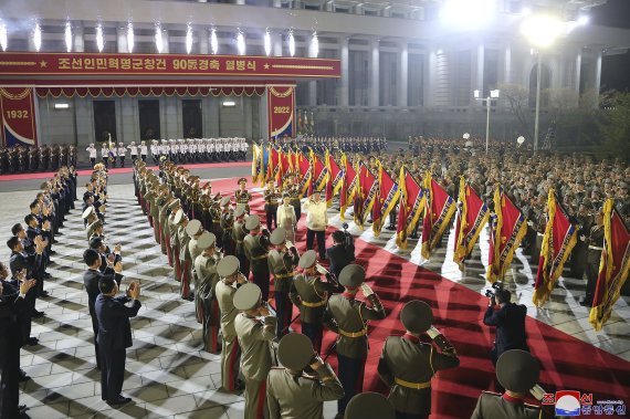 [평양=AP/뉴시스] 김정은 북한 조선노동당 총비서 겸 국무위원장과 부인 리설주가 25일 평양 김일성광장에서 조선인민혁명군 창건 90주년 열병식에 참석해 의장대 사열을 하고 있다. 2022.04.26.