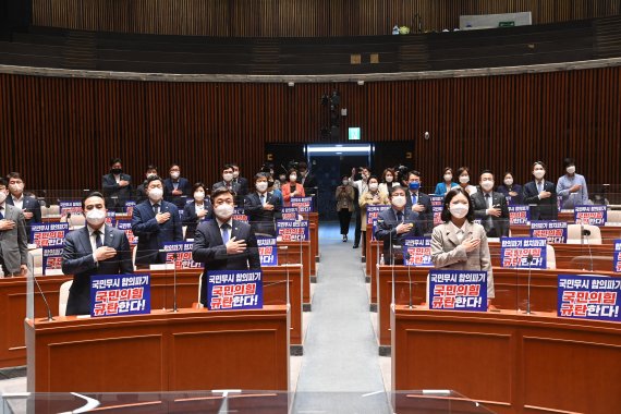 윤호중, 박지현 더불어민주당 공동비대위원장, 박홍근 원내대표 등 의원들이 26일 서울 여의도 국회 예결위회의장에서 열린 의원총회에서 국민의례를 하고 있다. (공동취재) 2022.4.26/뉴스1 /