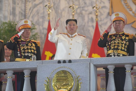 (평양 노동신문=뉴스1) = 북한이 25일 평양 김일성광장에서 조선인민혁명군 창건 90돌을 맞아 대대적인 열병식을 개최했다. [국내에서만 사용가능. 재배포 금지. DB 금지. For Use Only in the Republic of Korea. Redistribution Prohibited] rodongphoto@news1.kr