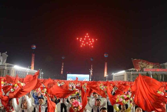 (평양 노동신문=뉴스1) = 북한이 '조선인민혁명군' 창건일인 25일 창건 90주년을 경축하며 평양 김일성 광장에서 열병식을 진행했다. [국내에서만 사용가능. 재배포 금지. DB 금지. For Use Only in the Republic of Korea. Redistribution Prohibited] rodongphoto@news1.kr