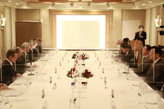 윤석열 대통령 당선인이 파견한 사실상의 특사인 한일정책협의단이 26일 일본 도쿄 지요다구 데이코쿠호텔에서 일본 재계와 오찬 간담회를 가졌다. 사진=한일정책협의단