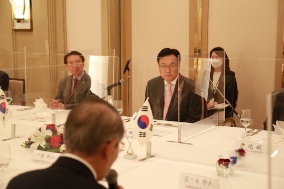 윤석열 대통령 당선인이 파견한 사실상의 특사인 한일정책협의단이 26일 일본 도쿄 지요다구 데이코쿠호텔에서 일본 재계와 오찬 간담회를 가졌다. 사진=한일정책협의단