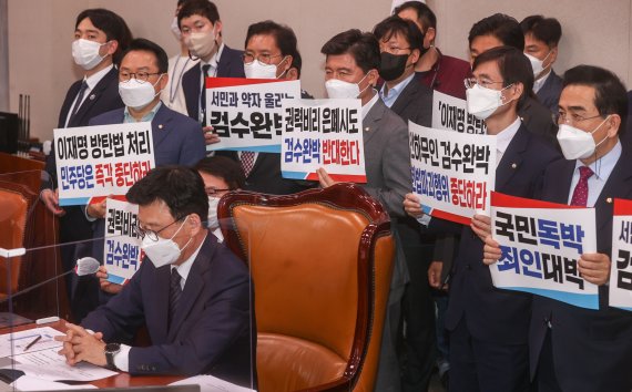 국민의힘 의원들이 26일 오후 서울 여의도 국회에서 열린 법제사법위원회 전체회의에서 ‘검수완박’ 강행 처리 반대 손 피켓을 들고 서 있다. (공동취재) 2022.4.26/뉴스1 © News1 이재명 기자