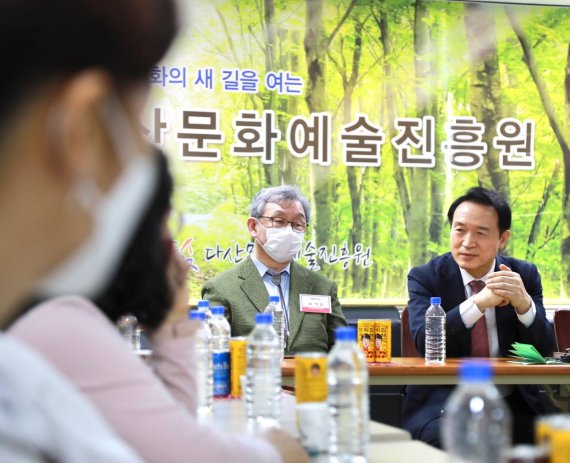 [수원=뉴시스] 26일 경기 남양주에서 임태희 경기도교육감 예비후보가 지역 학부모들로부터 교육정책 의견을 청취하고 있다. 2022.04.26. (사진=임태희 선거캠프 제공) *재판매 및 DB 금지