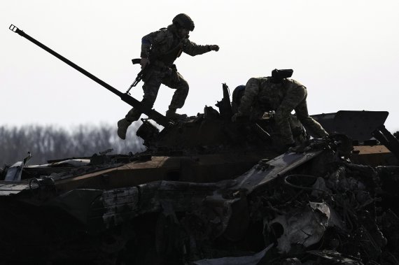 [부차=AP/뉴시스] 7일(현지시간) 우크라이나 키이우 외곽 부차에서 우크라이나 군인들이 파괴된 러시아군 전투 차량을 살피고 있다. 2022.04.08.