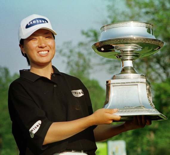 [락랜드=AP/뉴시스]박세리가 지난 1998년 5월17일 LPGA투어 맥도날드 챔피언십에서 우승한 뒤 포즈를 취하고 있다.