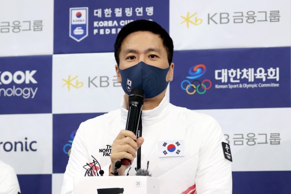 [강릉=뉴시스] 김병문 기자 = 김용빈 대한컬링연맹 회장이 21일 오전 강원 강릉시 강릉컬링센터에서 열린 컬링 미디어데이 및 2022 베이징 동계올림픽 출정식에서 인터뷰를 하고 있다. 2022.01.21. dadazon@newsis.com