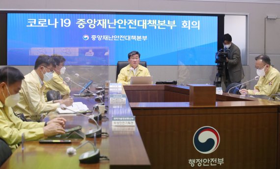 [서울=뉴시스] 지난 20일 오전 서울 종로구 정부서울청사 중앙재난안전상황실 서울상황센터에서 코로나19 중앙재난안전대책본부(중대본) 회의가 열리고 있다. 2022.04.20. kmx1105@newsis.com