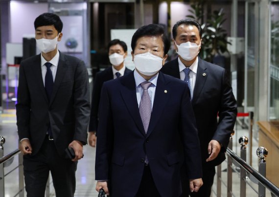 박병석 국회의장이 27일 서울 여의도 국회 의장집무실로 출근하고 있다. 검찰의 수사·기소권 분리를 골자로 하는 이른바 '검수완박'(검찰 수사권 완전 박탈) 법안(형사소송법·검찰청법 개정안)이 27일 새벽 국회 법제사법위원회 전체회의를 통과한 가운데, 박 의장은 이날 출근길에서 취재진과 만나 본회의 상정 여부에 대해 말을 아꼈다. (공동취재) 2022.4.27/뉴스1