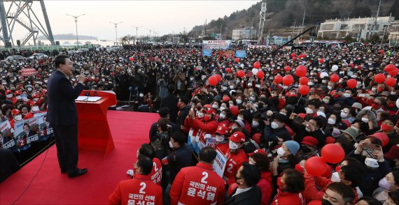 윤석열 국민의힘 대선 후보가 3일 오후 경남 사천 삼천포대교공원에서 열린 유세에서 지지를 호소하고 있다. 2022.3.3/뉴스1 © News1 구윤성 기자