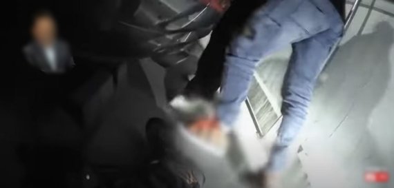 [대구=뉴시스] 고여정 기자 = 지난 10일 오후 대구 남구서 손님들이 대리기사에게 욕설과 폭행을 했다. 2022.03.17 (사진 = 유튜브 '한문철 TV' 갈무리) ruding@newsis.com *재판매 및 DB 금지