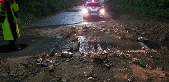 제12호 태풍 오마이스의 영향으로 부산 기장군 두명터널 입구에 토사가 흘러내렸다.(부산경찰청 제공)2021.8.24/뉴스1 © News1