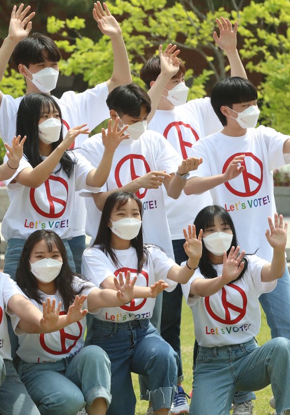 4월 27일 대구 계명문화대학교 본관 앞 잔디광장에서 학생들이 6월 1일 실시하는 지방선거를 알리고 참여를 독려하기 위해 플래시몹을 펼치고 있다. ⓒ뉴스1, 2022년 4월