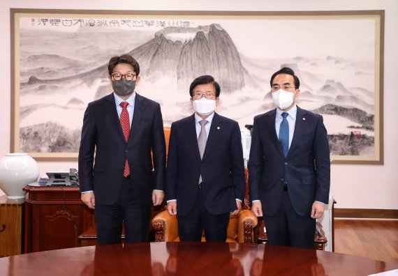 박병석 국회의장(가운데)과 국민의힘 권성동(왼쪽), 더불어민주당 박홍근 원내대표가 27일 서울 여의도 국회에서 국회의장 주재로 열린 '검수완박(검찰 수사권 완전 박탈)' 법안 처리를 위한 본회의 상정 여부를 논의하기 위한 양당 원내대표 회동에서 기념촬영을 하고 있다. (공동취재) 2022.4.27/뉴스1