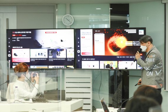 명대호 SK스토아 스토아ON 팀장이 27일 서울 마포구 SK스토아 사옥에서 '스토아ON 2.0' 서비스를 시연하고 있다. SK스토아 제공.