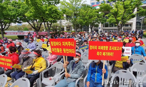 ▲27일 부산 강서 지역 어민들이 녹산 수중 방류관 파손으로 인해 바다 환경이 파괴되고 어업 피해가 심각하다며 부산시를 상대로 대책 마련을 촉구했다. 기자 촬영