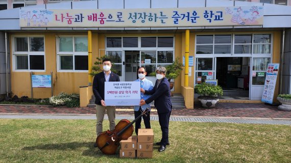 제주 서귀포시 서광초등학교는 신세계사이먼과 방과후 교실 활성화를 위한 학습도구(악기) 기증식을 열었다고 27일 밝혔다(서광초 제공)© 뉴스1