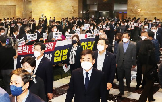 尹·국힘, 헌재 가처분 신청·국민투표 카드로 정국반전 시도