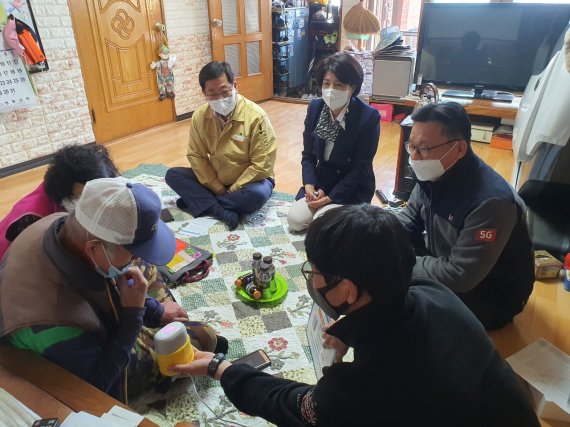 KT가 인력 부족 등 돌봄 시장의 사각지대를 해소하기 위해 KT AI 케어 서비스에 ABC기반 디지털 플랫폼을 접목한다. KT와 나주시보건소 관계자들이 어르신에게 인공지능 스피커 사용방법을 설명하고 있다. KT 제공