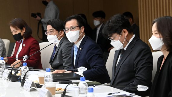 여한구 산업통상자원부 통상교섭본부장(가운데)이 27일 서울 중구 대한상공회의소에서 열린 포괄적·점진적 환태평양경제동반자협정(CPTPP) 가입신청 관련 산업계 간담회에서 인사말을 하고 있다. 사진=박범준 기자