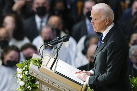 조 바이든 미국 대통령이 27일(현지시간) 매들린 올브라이트 전 미국 국무장관 장례식에서 추모사를 하는 모습. 뉴시스/AP /사진=뉴시스 외신화상