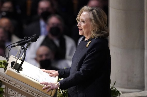 힐러리 클린턴 전 미국 국무장관이 27일(현지시간) 매들린 올브라이트 전 미국 국무장관 장례식에서 추모사를 하는 모습. 뉴시스/AP /사진=뉴시스 외신화상