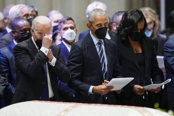 조 바이든 미국 대통령이 27일(현지시간) 매들린 올브라이트 전 미국 국무장관 장례식에서 눈물을 훔치고 있다. 2022.04.27. /사진=뉴시스