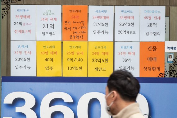 서울시내 한 부동산 중개업소에 매물정보가 붙어 있다. /사진=뉴스1