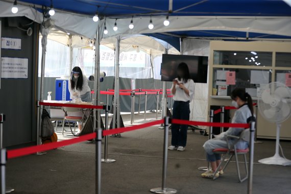 28일 오전 서울 중구 서울역광장에 마련된 코로나19 임시선별진료소가 한산한 모습을 보이고 있다. 뉴스1 제공