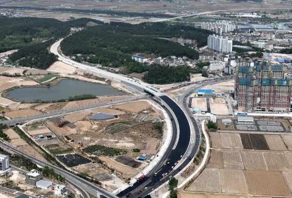 경북 포항시가 북구 흥해읍 초곡리에서 용천리까지 총연장 6km 4차로 신설국도를 개통했다.2022.4.28/© 뉴스1