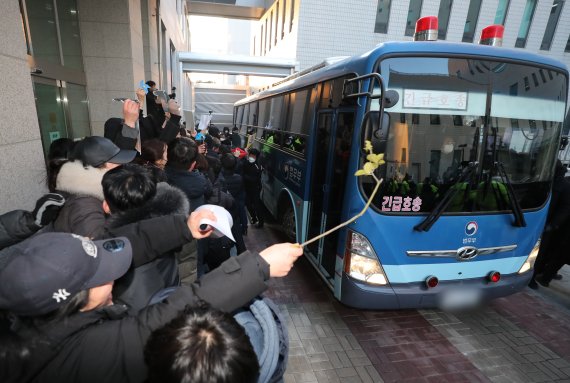 정인양을 입양한 후 수개월간 학대해 사망에 이르게 한 혐의를 받는 양모 장모씨가 지난해 2월 서울 양천구 서울남부지방법원에서 열린 아동복지법위반(아동유기‧방임) 등 2차 공판기일을 마치고 호송차로 법원 청사를 나서자 시민들이 길을 가로막고 있다. 2021.2.17/뉴스1 © News1 이성철 기자