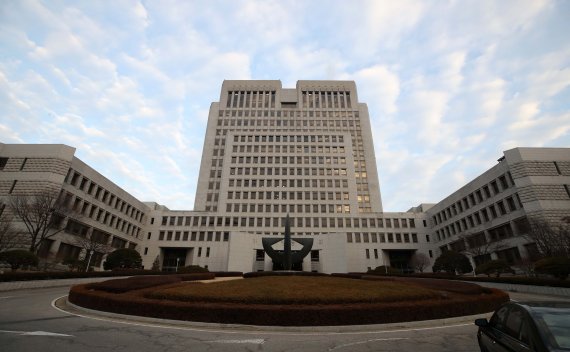 여자친구 아들 '학대 종용' 결국 사망…대법 "보호자 아니어도 아동학대치사 적용"