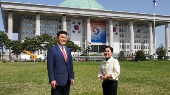 윤영석(왼쪽) 국민의힘 국회의원과 김현선 한국디자인단체총연합회 회장. 사진=김희수 기자