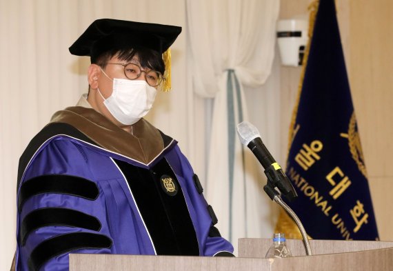 [서울=뉴시스] 조성우 기자 = 방시혁 하이브 의장이 28일 오전 서울 관악구 서울대학교 교수회관에서 열린 명예박사 학위수여식에서 답사를 하고 있다. (공동취재사진) 2022.04.28. photo@newsis.com