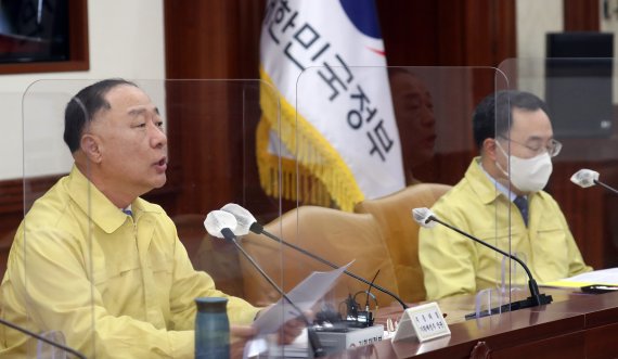 홍남기 경제부총리 겸 기획재정부 장관이 28일 서울 종로구 정부서울청사에서 열린 비상경제 중앙대책본부회의에서 모두발언을 하고 있다. 2022.4.28/뉴스1 © News1 김명섭 기자