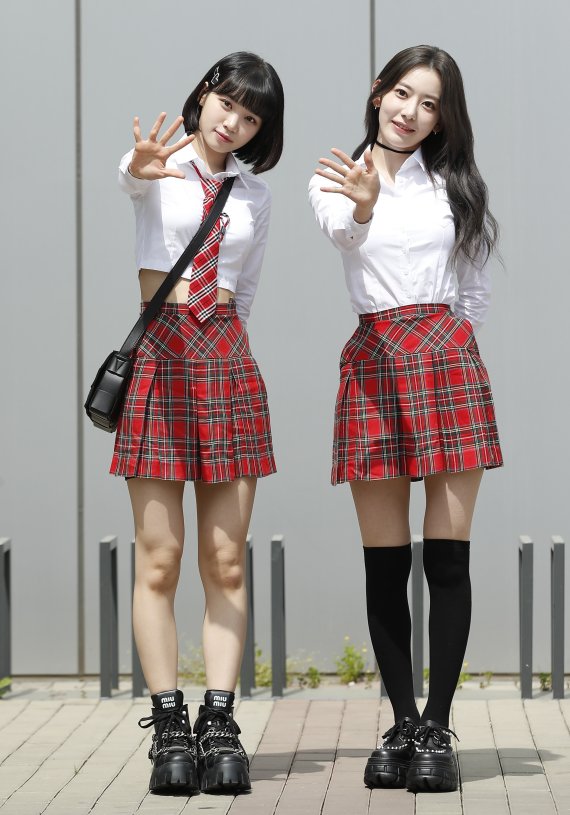 르세라핌(LE SSERAFIM)의 미야와키 사쿠라와 김채원(왼쪽)이 28일 경기도 고양시 일산 동구 장항동 JTBC 일산스튜디오에서 열린 '아는 형님'(아형) 녹화에 참석해 예쁜 인사를 하고 있다. © News1 권현진 기자