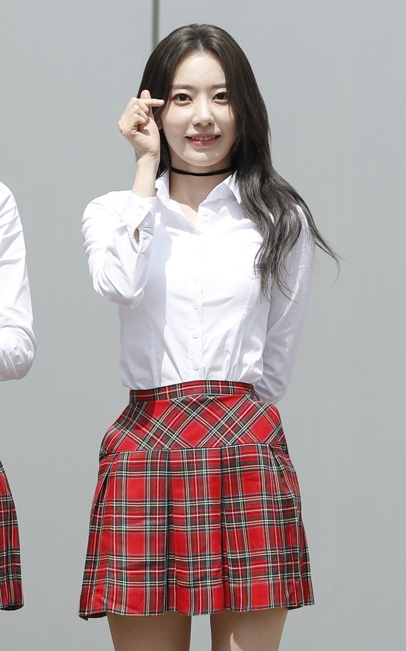 르세라핌(LE SSERAFIM)의 미야와키 사쿠라가 28일 경기도 고양시 일산 동구 장항동 JTBC 일산스튜디오에서 열린 '아는 형님'(아형)에 참석해 하트를 그리고 있다. © News1 권현진 기자