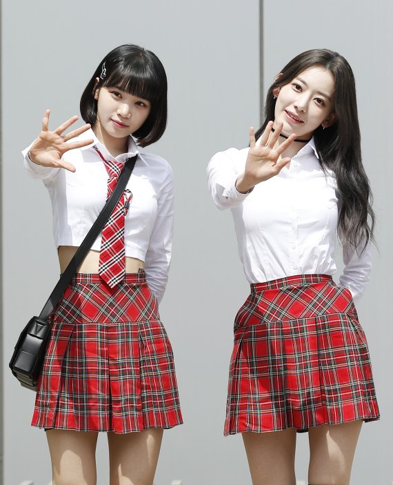 르세라핌(LE SSERAFIM)의 미야와키 사쿠라와 김채원(왼쪽)이 28일 경기도 고양시 일산 동구 장항동 JTBC 일산스튜디오에서 열린 '아는 형님'(아형) 녹화에 참석해 포즈를 취하고 있다. © News1 권현진 기자