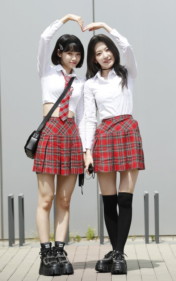 르세라핌(LE SSERAFIM)의 미야와키 사쿠라와 김채원(왼쪽)이 28일 경기도 고양시 일산 동구 장항동 JTBC 일산스튜디오에서 열린 '아는 형님'(아형)에 참석해 하트를 보내고 있다. © News1 권현진 기자
