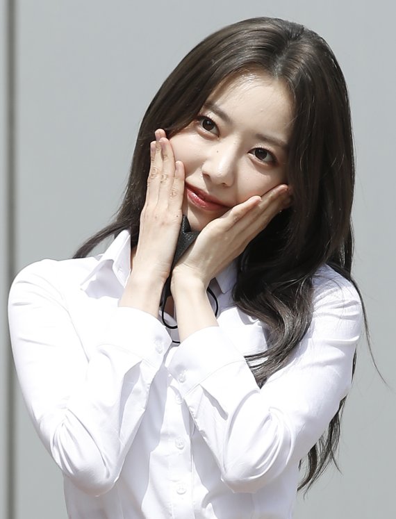 르세라핌(LE SSERAFIM)의 미야와키 사쿠라가 28일 경기도 고양시 일산 동구 장항동 JTBC 일산스튜디오에서 열린 '아는 형님'(아형)에 참석해 꽃받침 포즈를 취하고 있다. © News1 권현진 기자