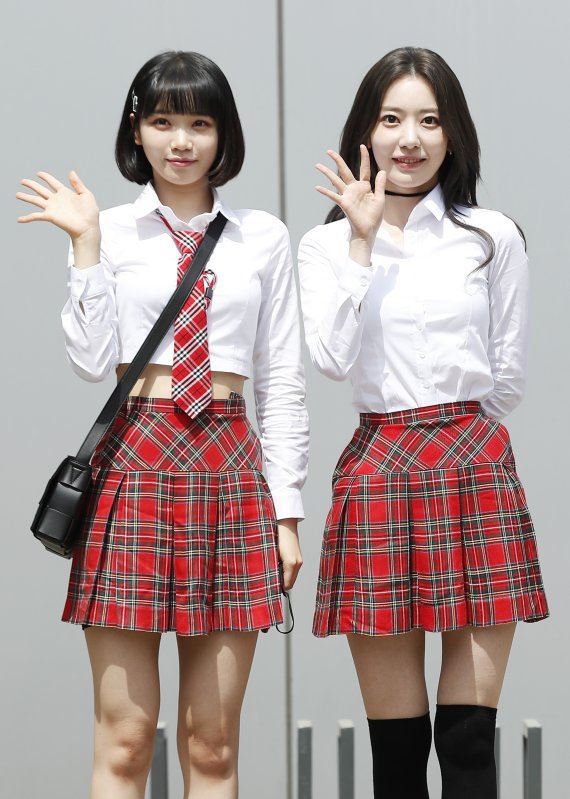 르세라핌(LE SSERAFIM)의 미야와키 사쿠라와 김채원(왼쪽)이 28일 경기도 고양시 일산 동구 장항동 JTBC 일산스튜디오에서 열린 '아는 형님'(아형) 녹화에 참석해 사랑스러운 인사를 하고 있다. © News1 권현진 기자